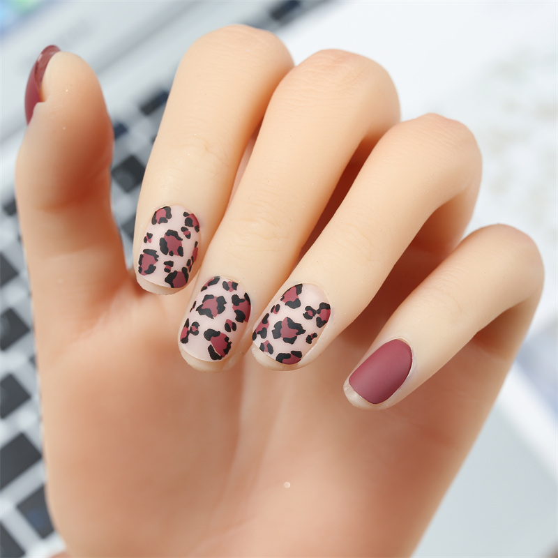 Full Cover Matte Stick trên móng tay với Leopard Desig6